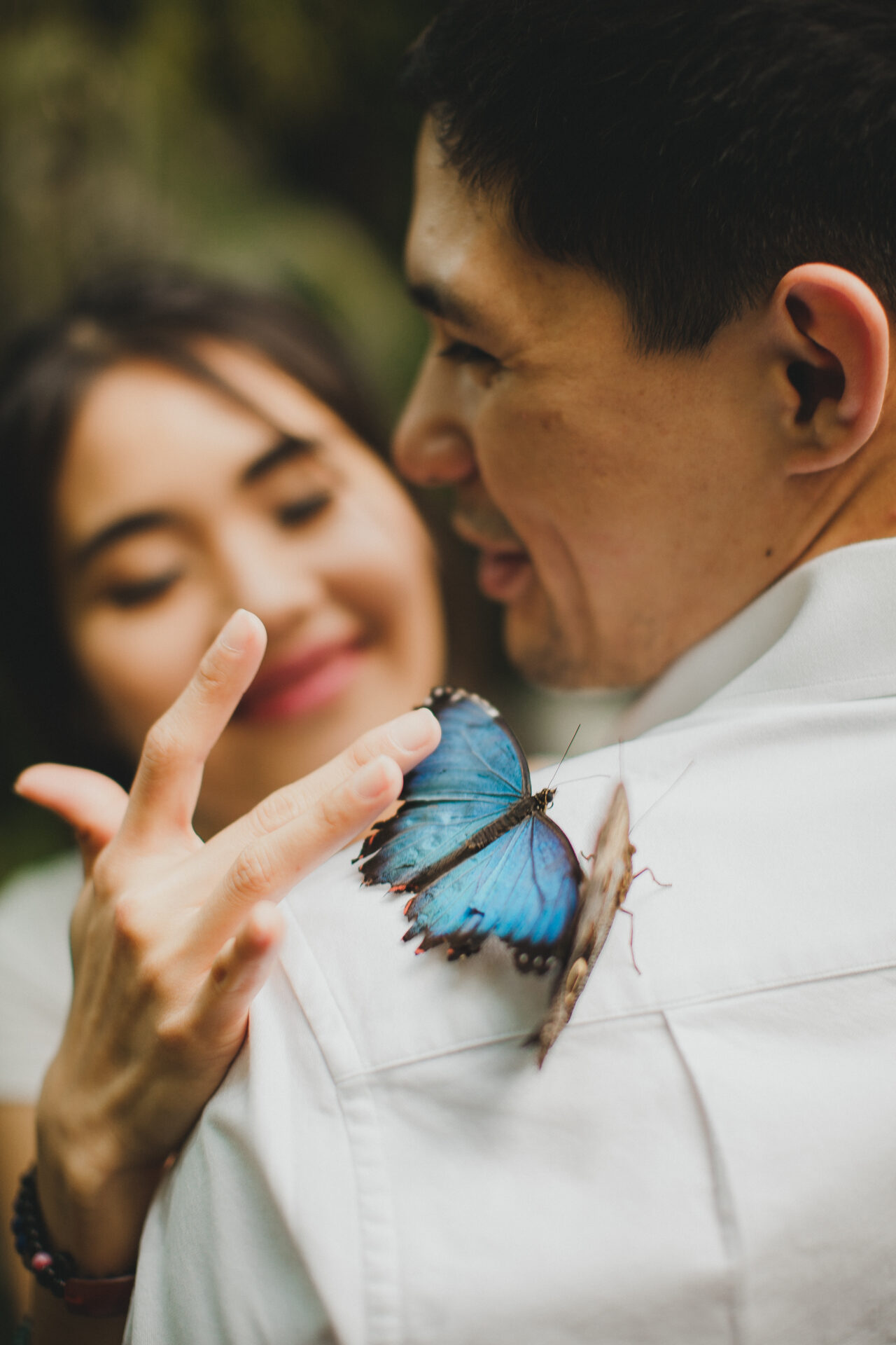 Una hermosa pareja teniendo una sesión de fotos en el jardín botánico donde atrapamos mariposas