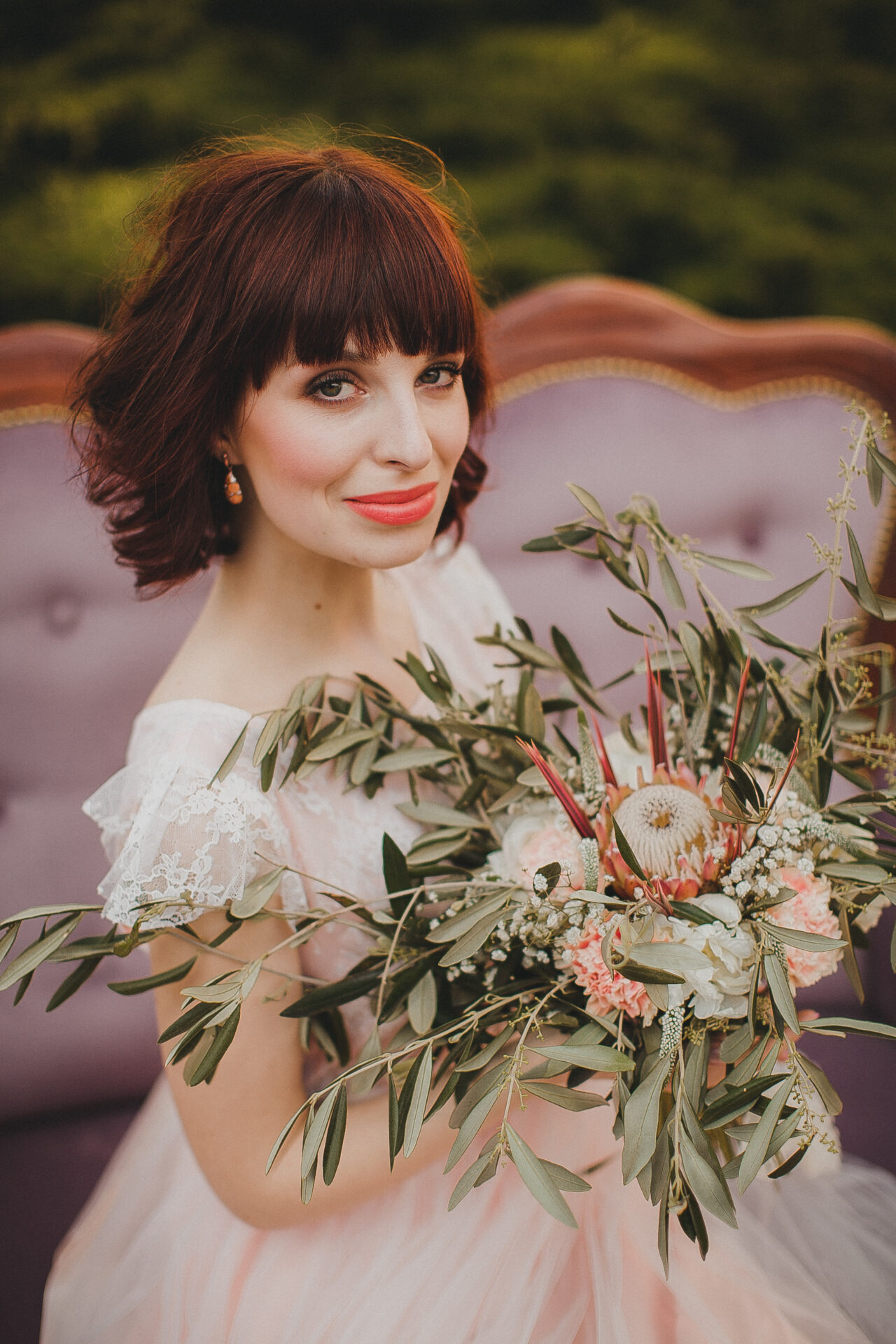 El retrato de una novia con un ramo de novia en sus manos no es una típica sesión de fotos de boda