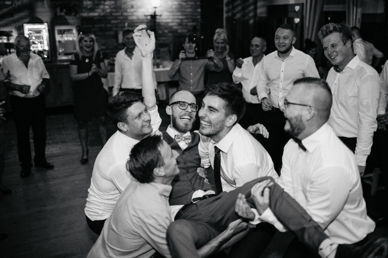 el novio con sus amigos